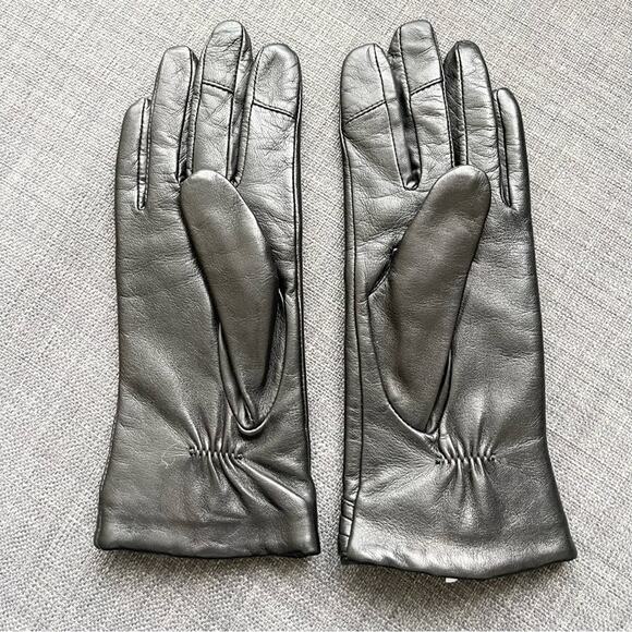 Warmen Woman’s Black Lambskin Leather Gloves with Button Detail and Cashmere - Picture 2 of 6